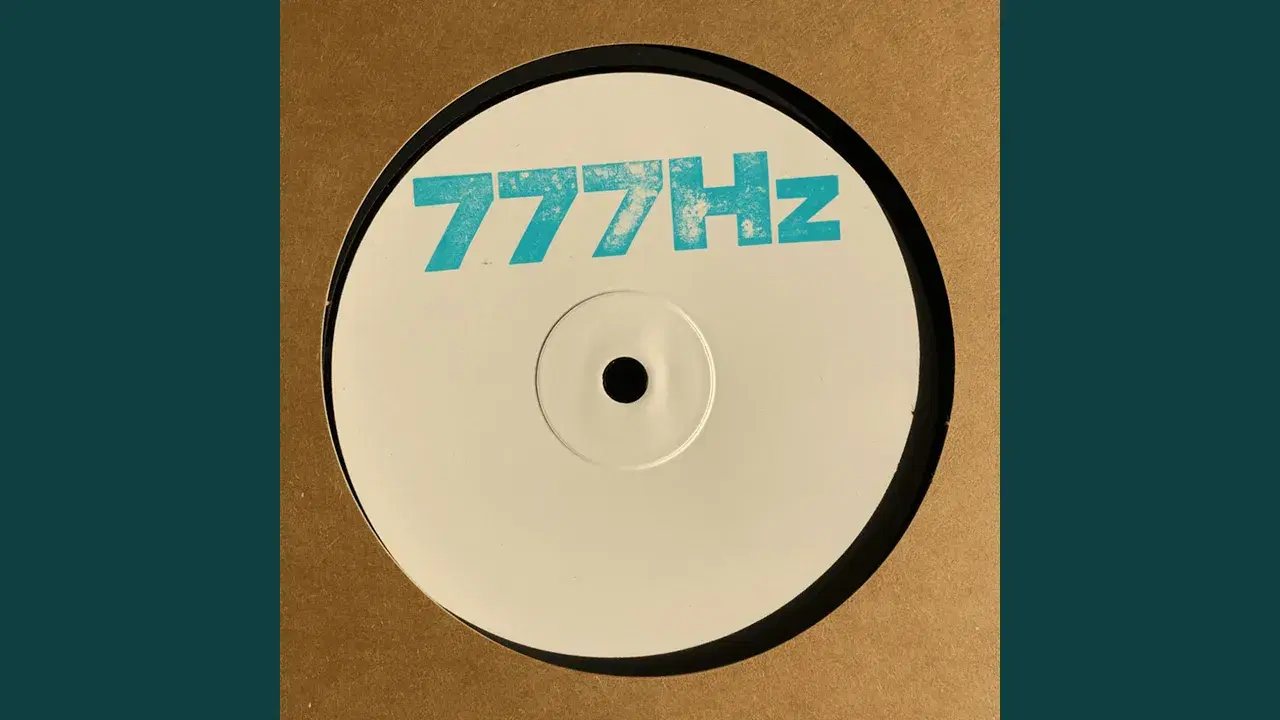 7HZ005 - Hiss Is Bliss, Ras Tweed