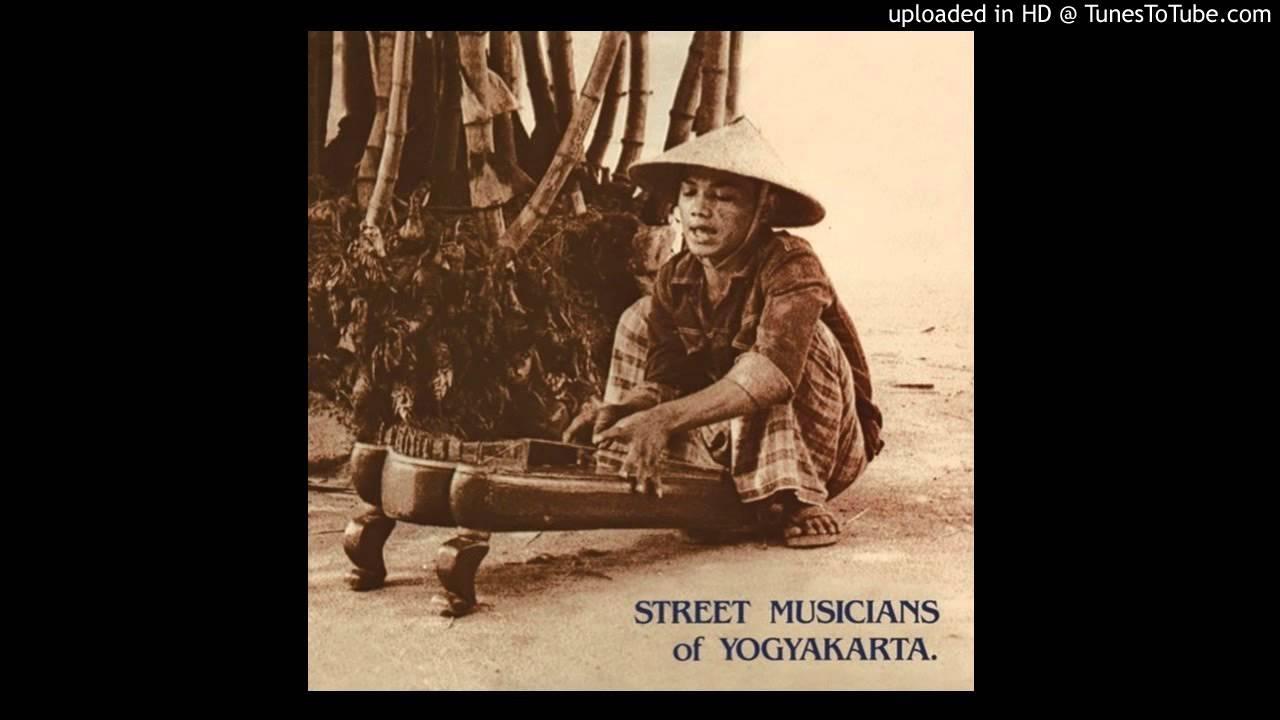 null - Street musicians of Java