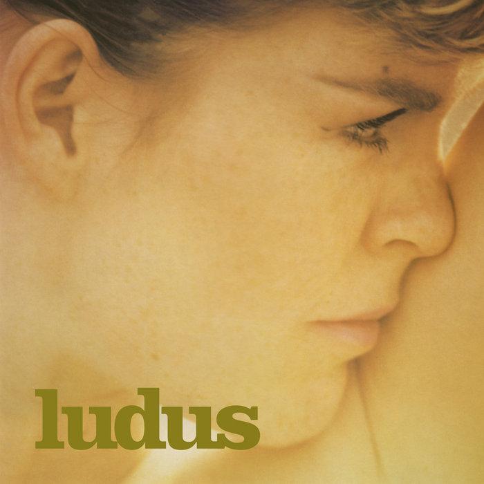 Nue Au Soleil (Complètement) - Ludus