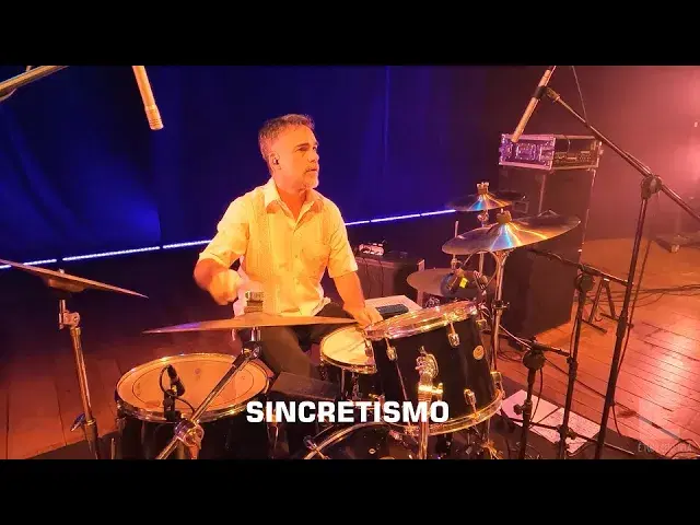  - É tudo cena dela