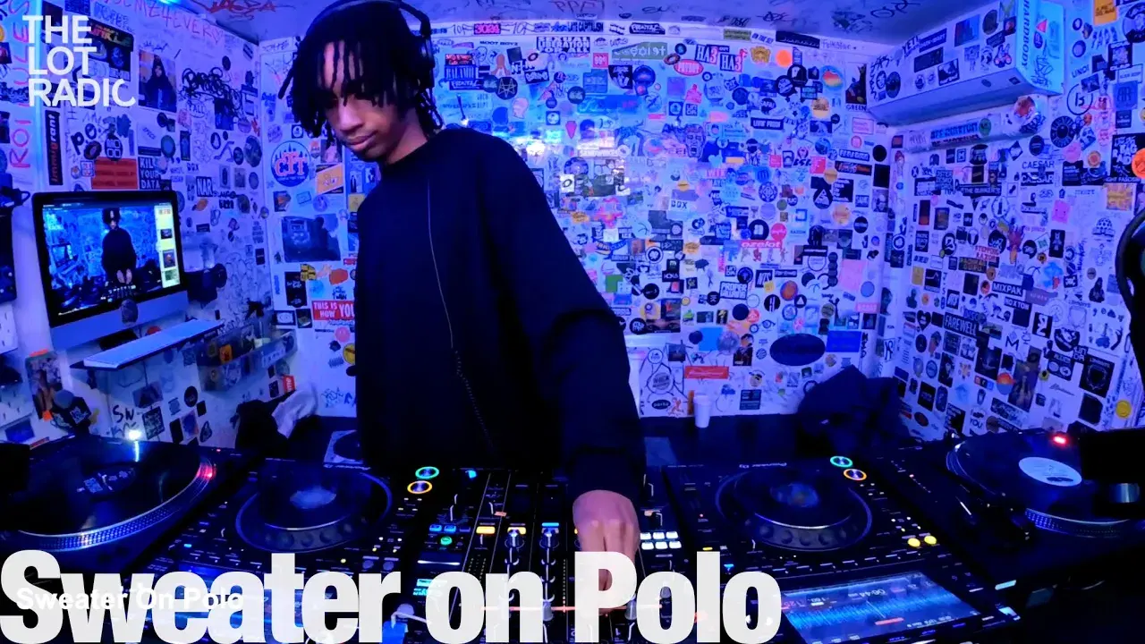  - Sweater on polo